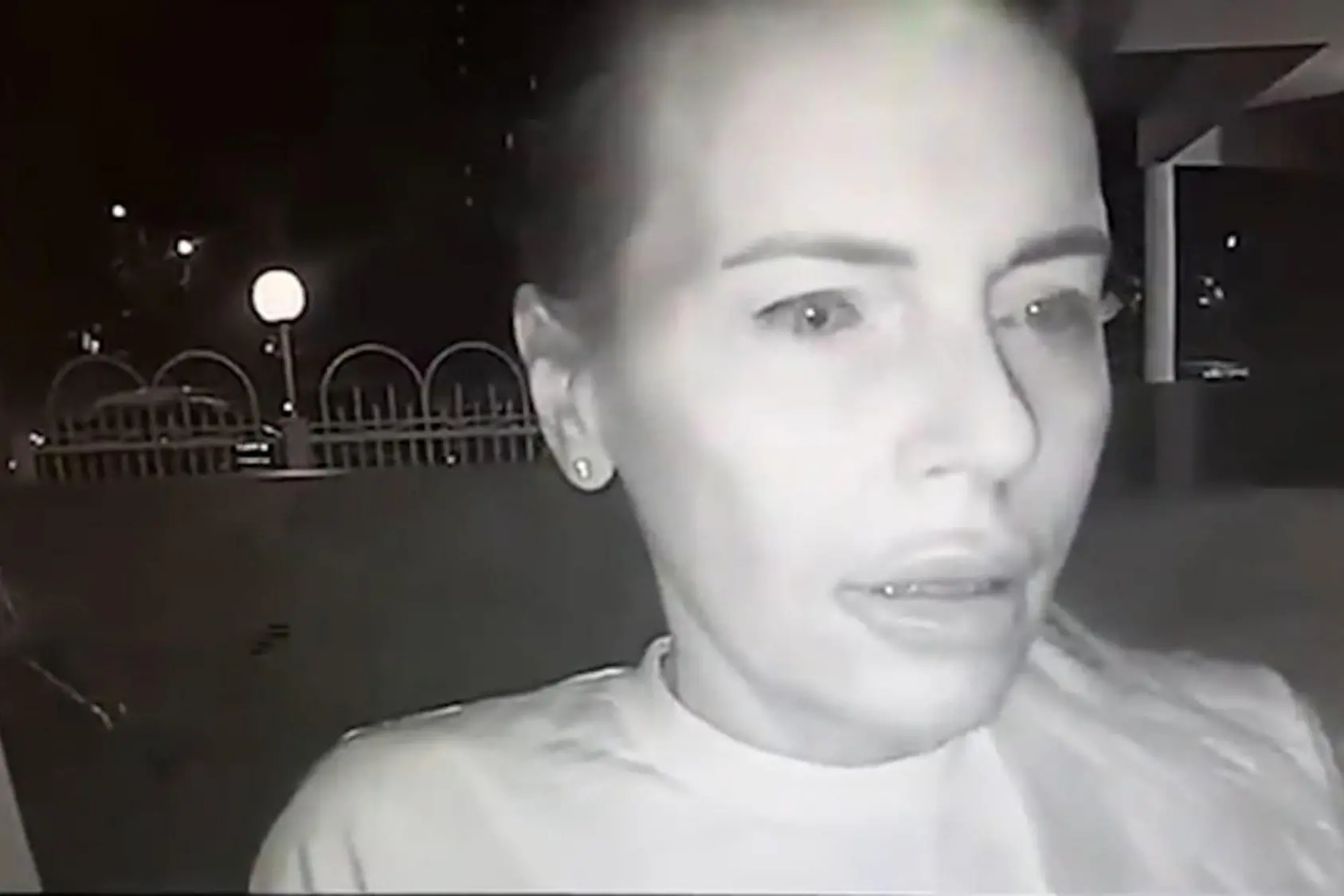 I servizi di sicurezza russi dell'Fsb hanno diffuso un video che mostra i movimenti di Natalia Vovk, la donna ucraina indicata come l'assassina di Darya Dugina. "Come si evince dal video - scrive la Tass - la donna, insieme alla figlia, è entrata in Russia il 23 luglio dopo un check doganale. Il video mostra anche filmati di lei che entra nel condominio di Dugina e mentre lascia la Russia per l'Estonia: con la figlia viene ripresa al confine alle 12.02 del 21 agosto. La loro auto, come mostrano le immagini riprese dalle telecamere a circuito chiuso, viene perquisita a fondo", ma la Vovk riesce ad attraversare la frontiera. FERMO IMMAGINE TWITTER +++ ATTENZIONE LA FOTO NON PUO' ESSERE PUBBLICATA O RIPRODOTTA SENZA L'AUTORIZZAZIONE DELLA FONTE DI ORIGINE CUI SI RINVIA+++