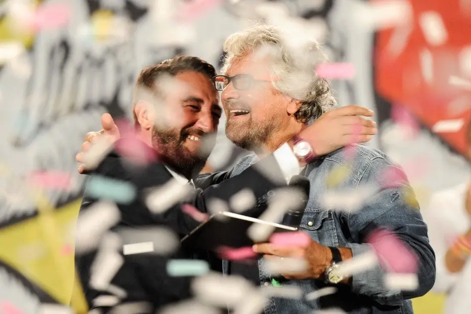 Beppe Grillo festeggia con il vincitore alle regionarie, Giancarlo Cancelleri