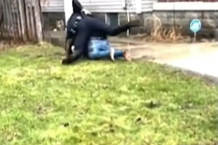 +++ATTENZIONE - IMMAGINI CRUENTE+++ Un video shock mostra un agente della polizia sparare a un afroamericano mentre era inginocchiato sulla sua schiena. L'incidente è avvenuto il 4 aprile a Grand Rapids, in Michigan, ma la polizia ha diffuso solo ora il video. La vittima è il 26enne Patrick Loyola, ed era stato fermato per un controllo stradale. FERMO IMMAGINE VIDEO YOUTUBE +++ ATTENZIONE LA FOTO NON PUO' ESSERE PUBBLICATA O RIPRODOTTA SENZA L'AUTORIZZAZIONE DELLA FONTE DI ORIGINE CUI SI RINVIA+++ ++HO NO SALES EDITORIAL USE ONLY +++