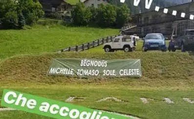 Grande accoglienza per la famiglia Trussardi (foto Instagram)