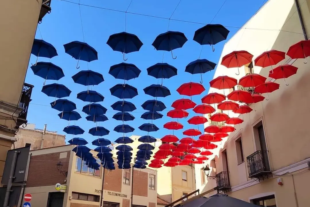 Gli ombrelli rossoblù in piazza Mercato Vecchio
