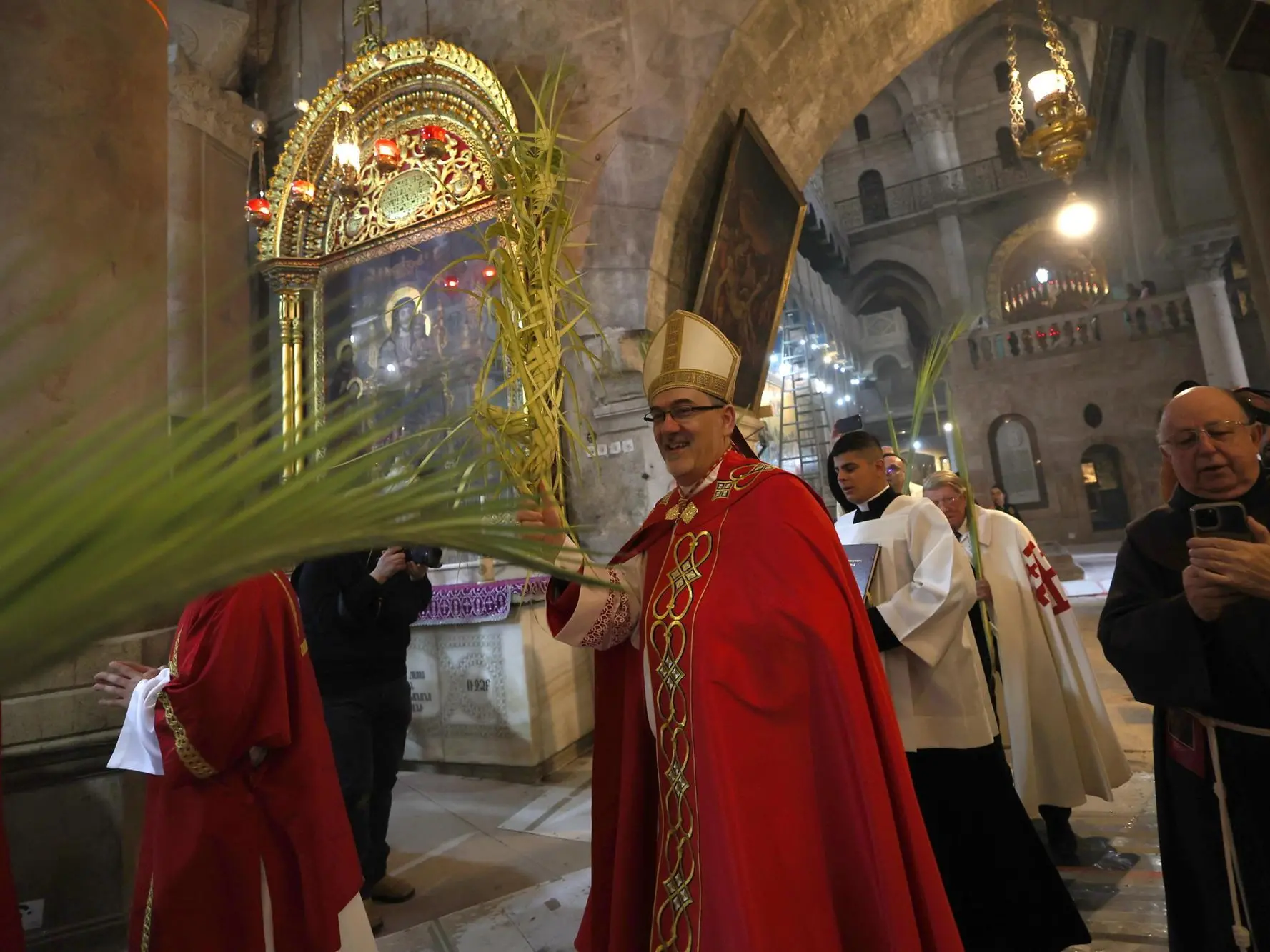 Israele, la polizia impedisce al cardinale Pizzaballa di entrare al Santo Sepolcro. Il Patriarcato: «Fatto di gravità inaudita» epa11240650 Apostolic Administrator of the Latin Church in the Holy land Pierbattista Pizzaballa (C) attends the Palm Sunday Procession at the Holy Sepulcher church in JerusalemÂ?s old city, 24 March 2024. Palm Sunday is the biblical account of Jesus Christ's entry into Jerusalem, which ushers in Holy Week and Lent. EPA/ATEF SAFADI
