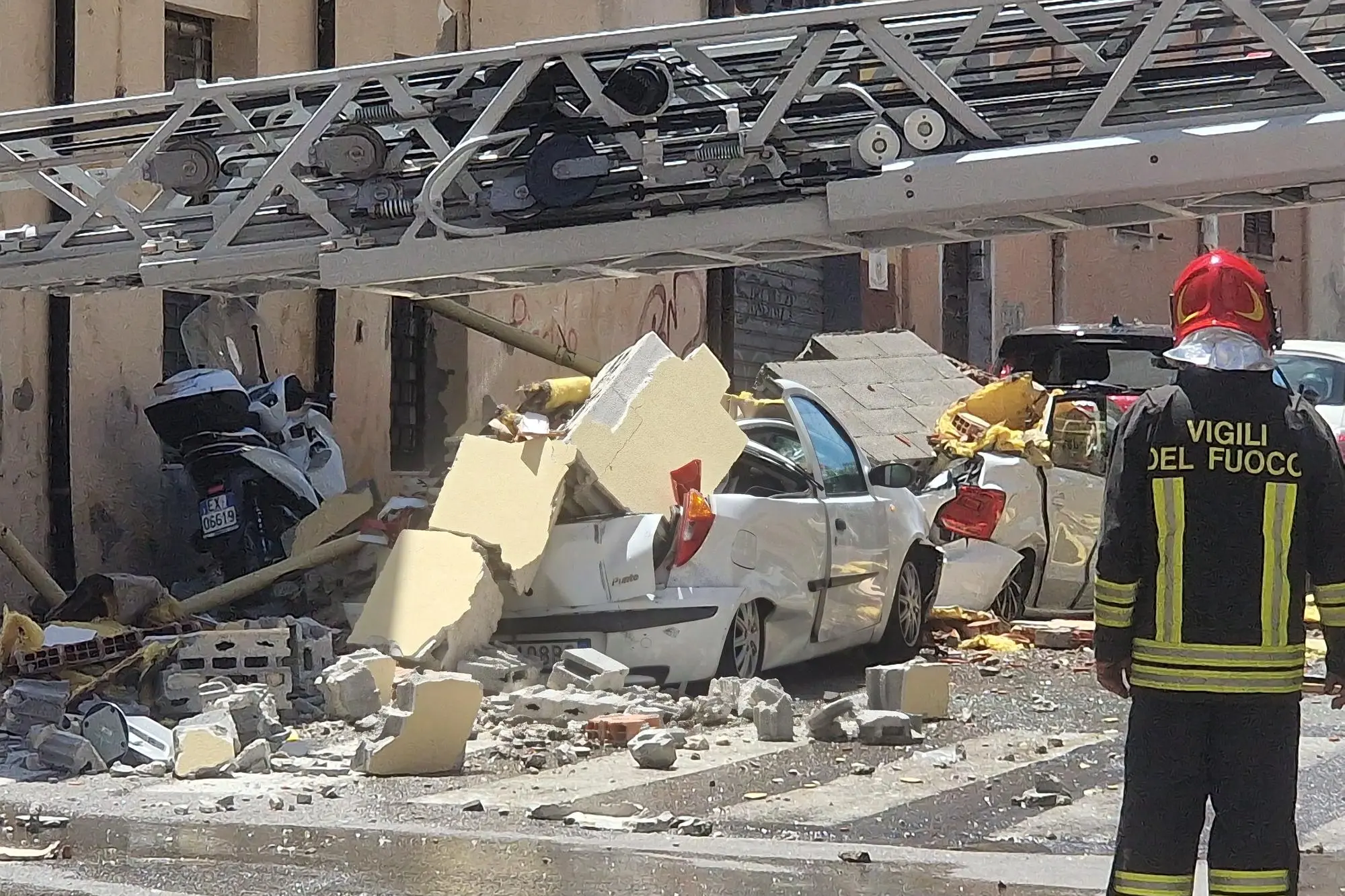 Macerie dopo l'esplosione a Sassari