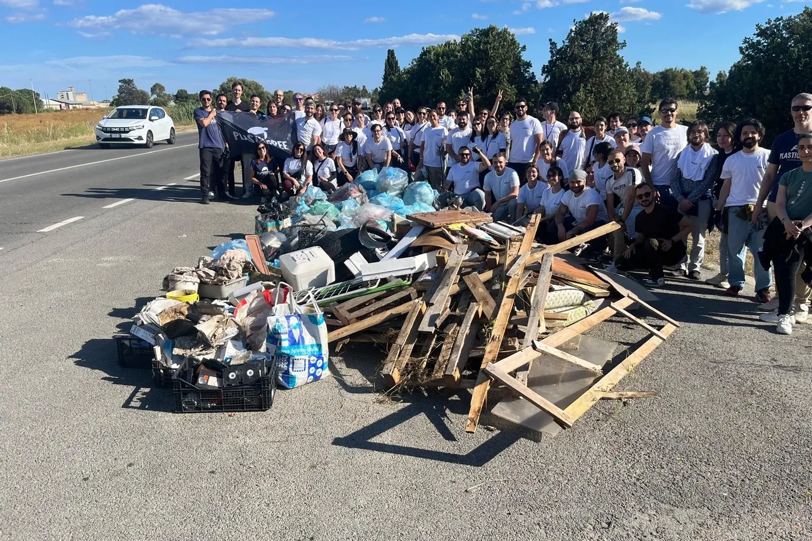 Cagliari, via San Paolo ripulita dai lavoratori-volontari