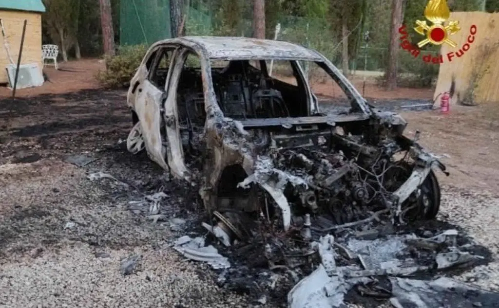 L'auto incendiata (foto vigili del fuoco)