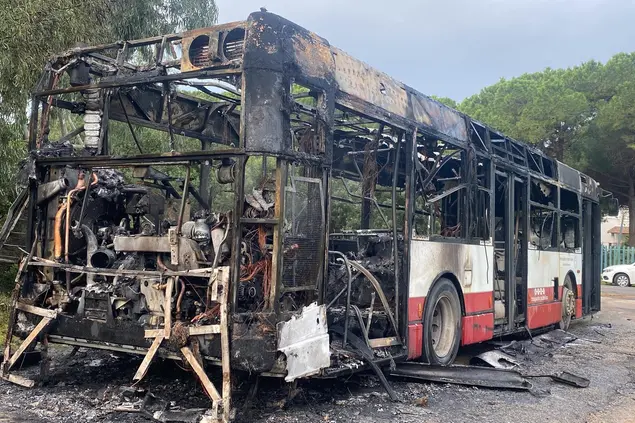 L'autobus distrutto dalle fiamme (foto Fiori)