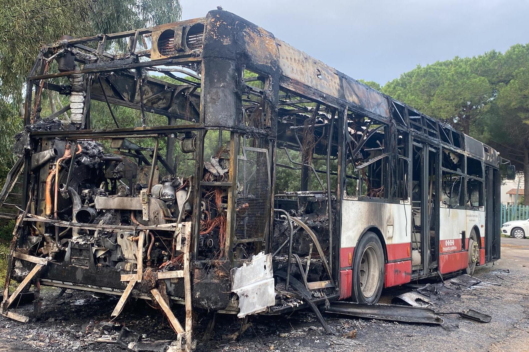 L'autobus distrutto dalle fiamme (foto Fiori)
