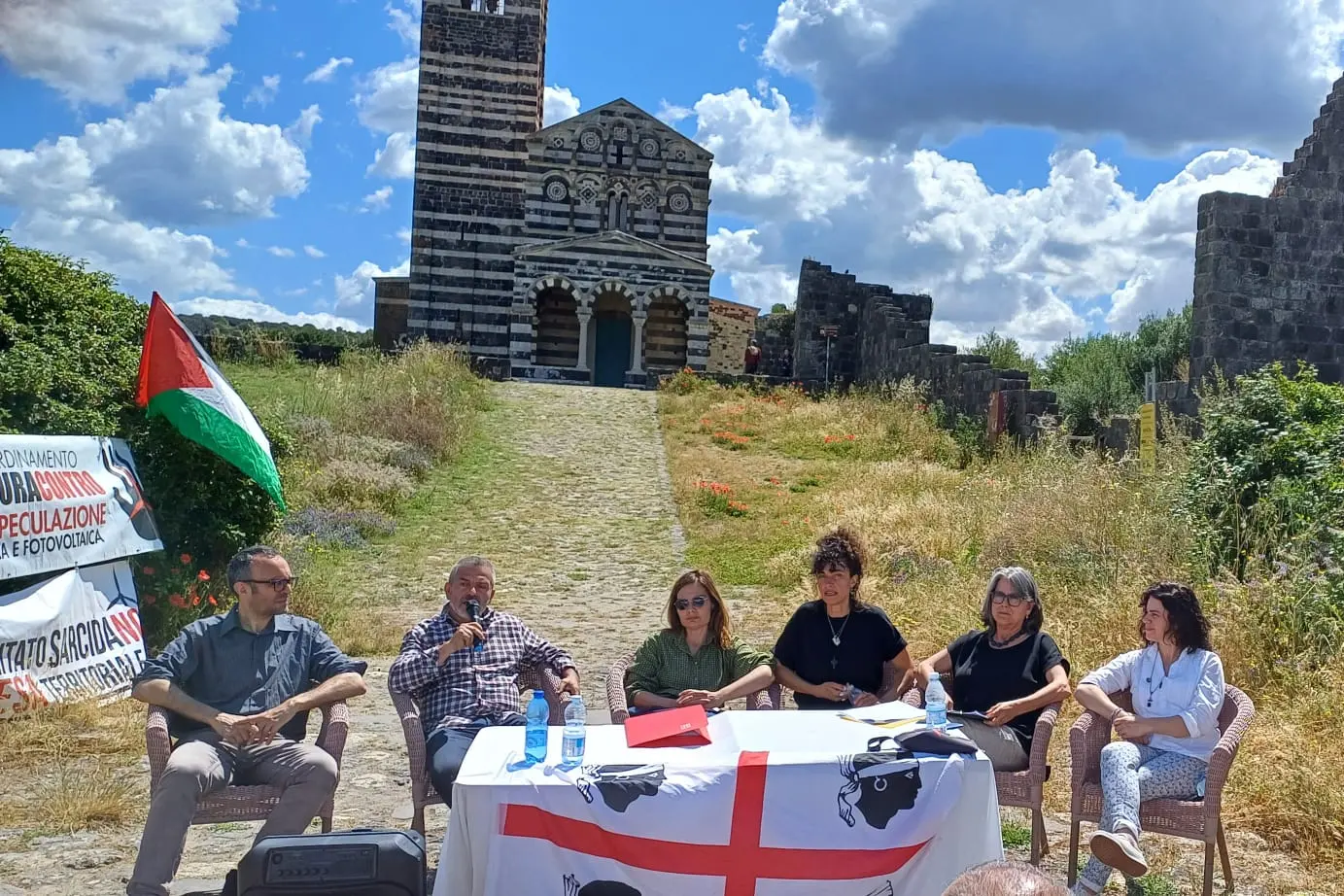 La manifestazione dei comitati contro l'eolico a Saccargia