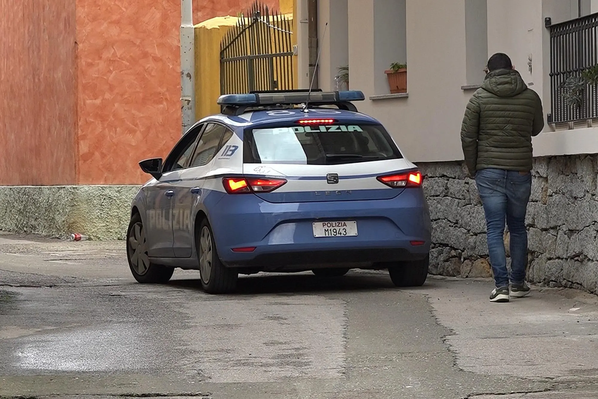 La volante della polizia in via Santa Cecilia a Bari Sardo (foto Locci)