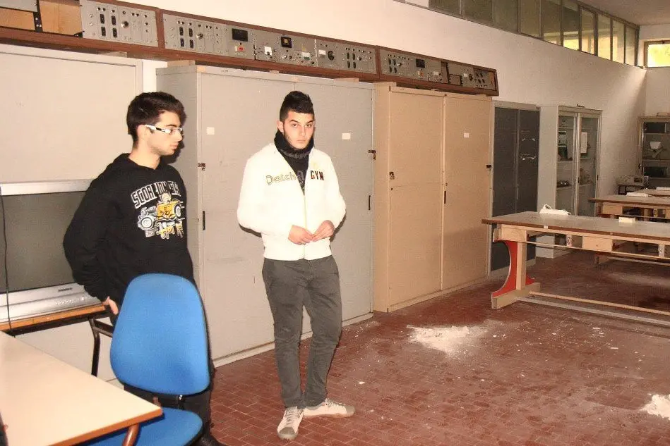 Studenti in uno dei laboratori fuori uso: piovono calcinacci e non c'è corrente - foto M.Muroni