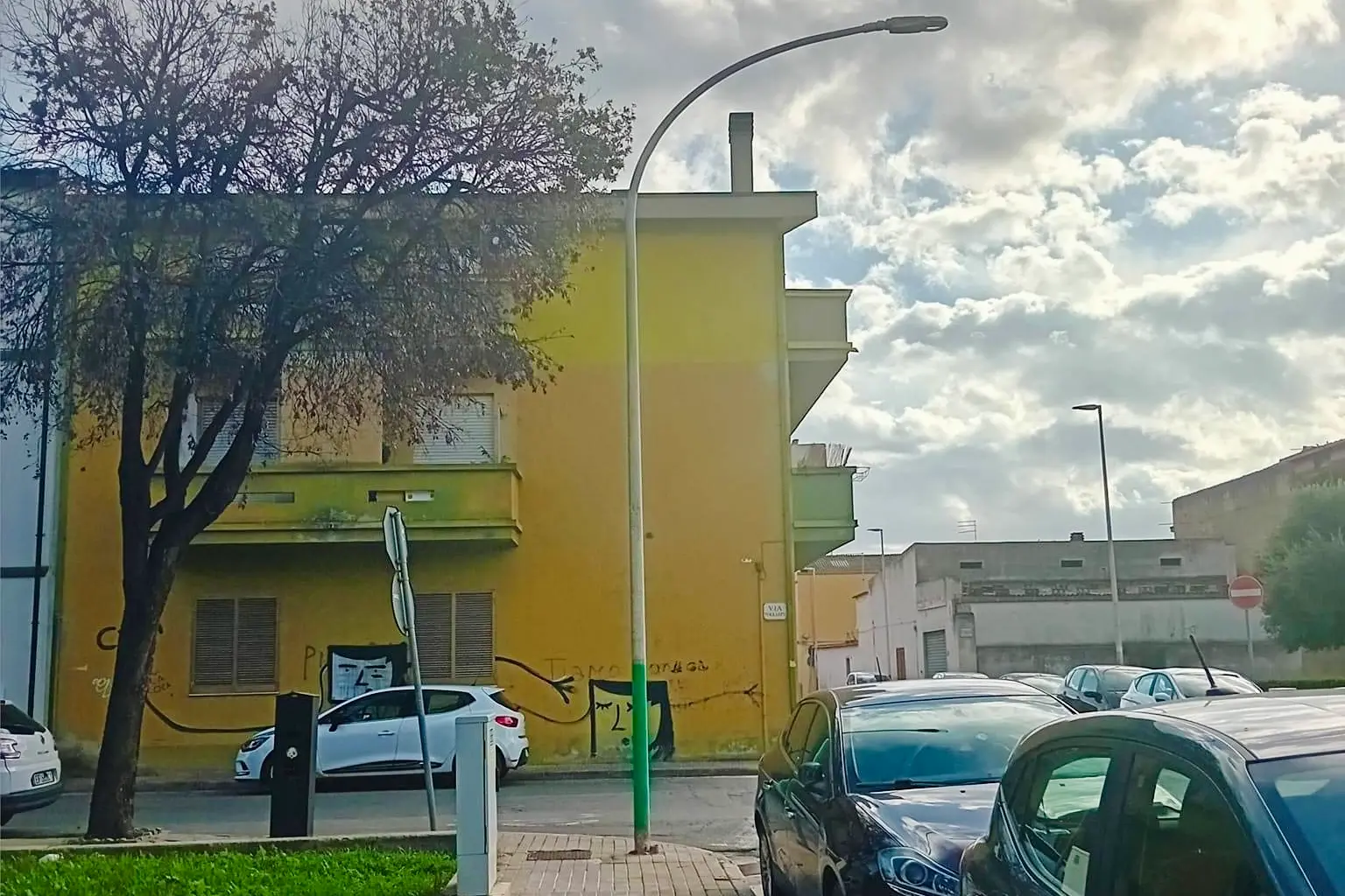 Uno dei lampioni guasti in piazza Gandhi (foto Cabras)