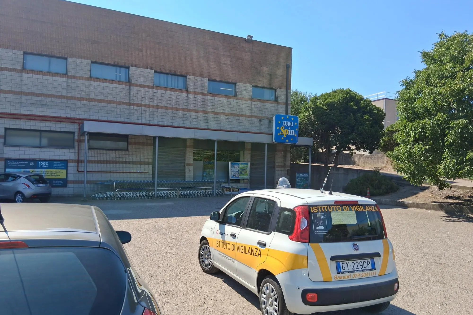 Ingresso Eurospin con serranda abbassata