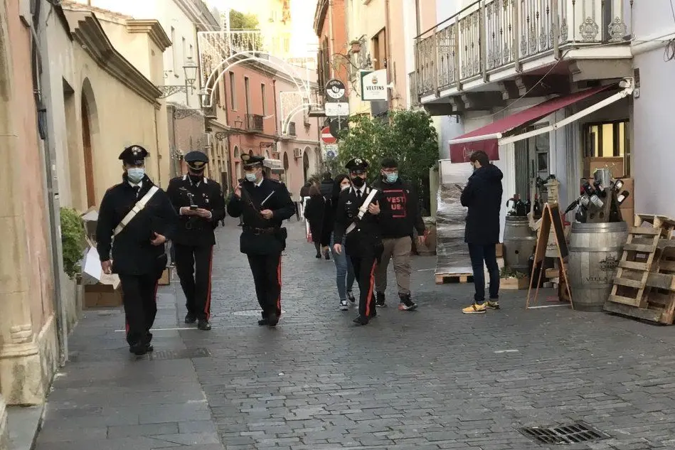 I controlli dei carabinieri in via De Castro (foto Sanna)