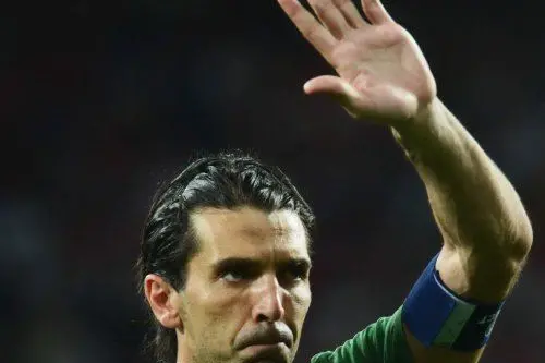 Gigi Buffon saluta i fan dopo la sconfitta
