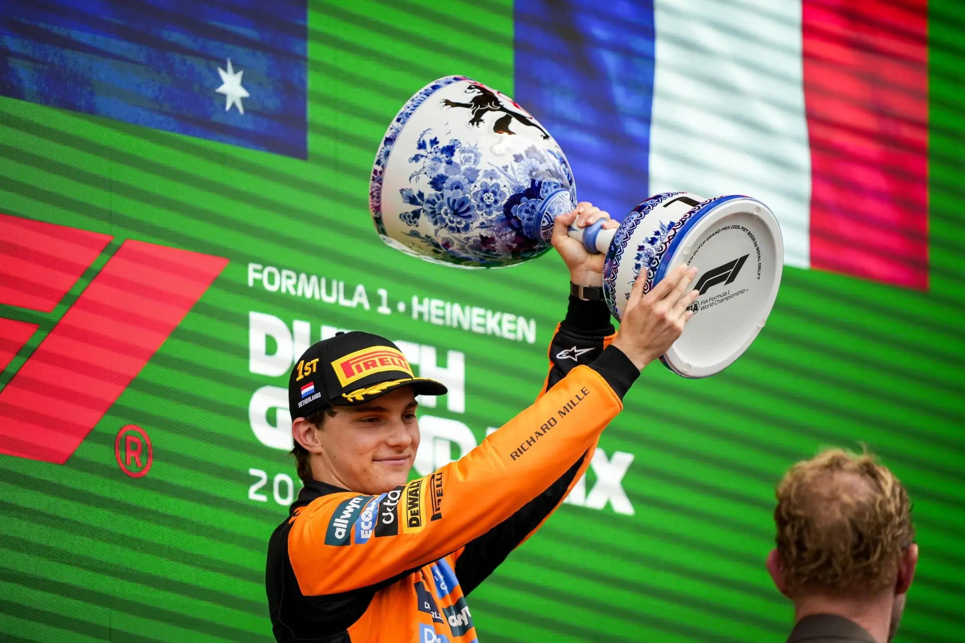 epa12340330 McLaren driver Oscar Piastri of Australia lifts his trophy from Bernhard van Oranje-Nassau after winning the Formula One Dutch Grand Prix race at Zandvoort Circuit in Zandvoort, the Netherlands, 31 August 2025. EPA/SANDER KONING