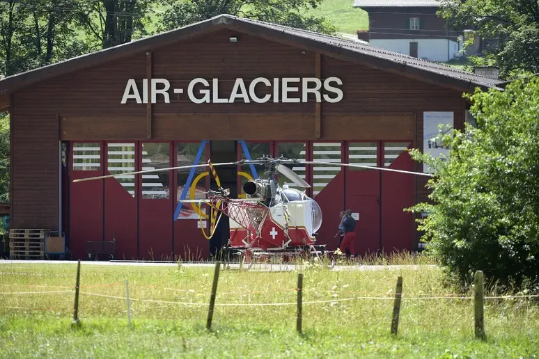 Un elicottero della Air-Glaciers (Ansa)
