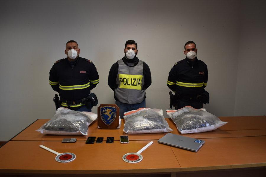 Più di otto chili di marijuana nascosti nel bagagliaio: due giovani in manette a Cagliari