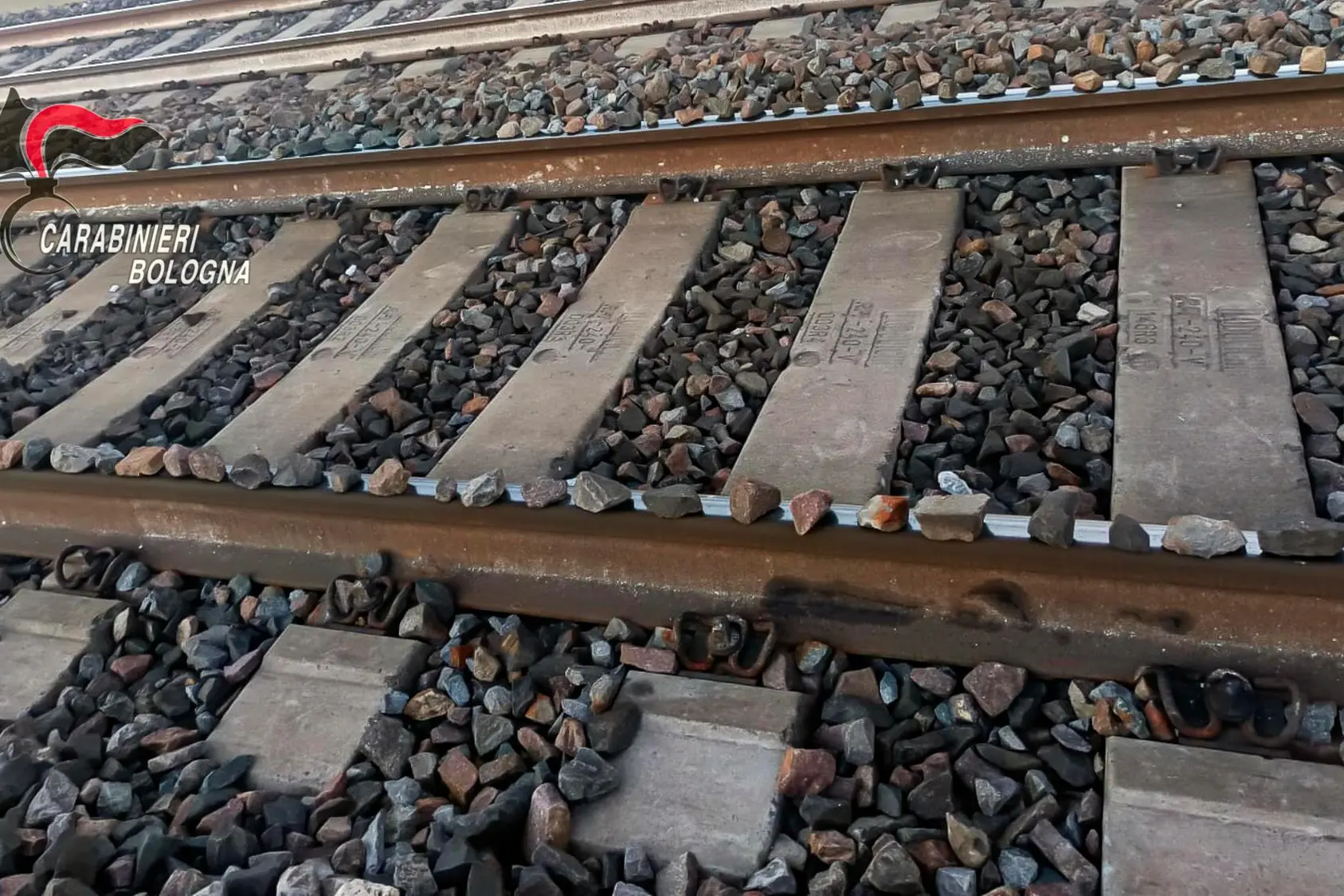 Metteva pietre sui binari, un arrestato nel Bolognese (Ansa)