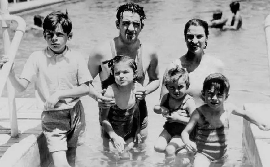 Ernesto Guevara con la famiglia ad Alta Gracia, in Argentina (immagine in mostra)