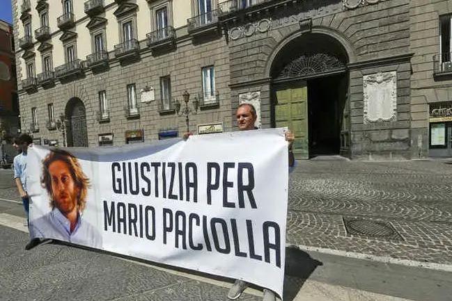 Il sindaco di Napoli con uno striscione per Mario Paciolla (Ansa)