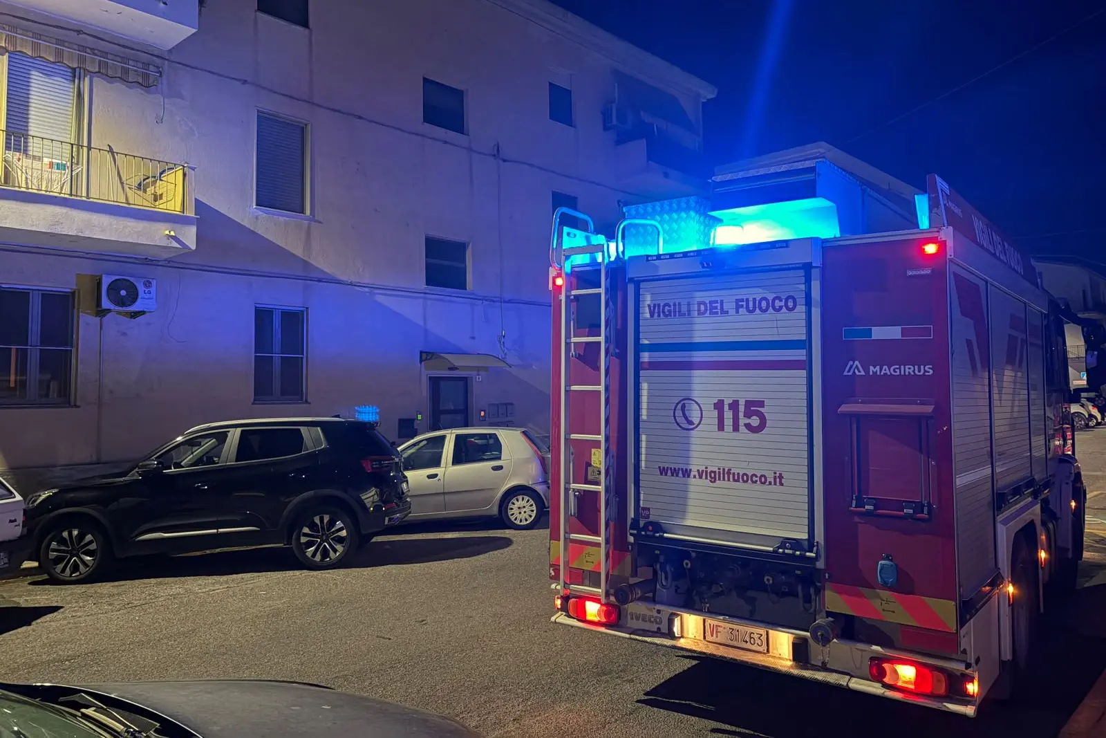 I vigili del fuoco in via Piemtone a Oristano pe ril crollo di un solaio