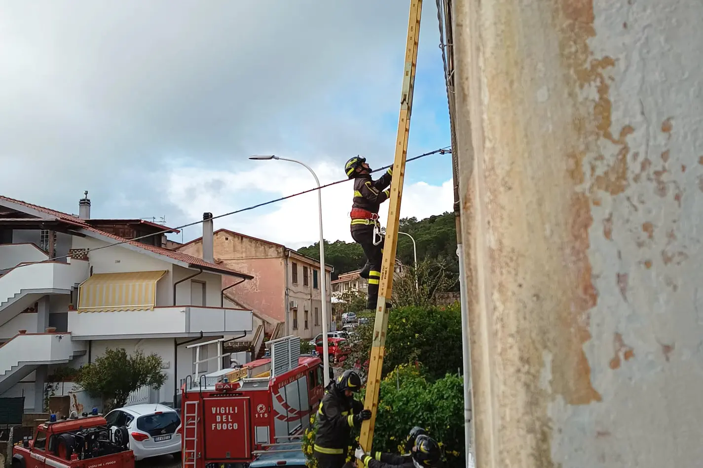 L'intervento dei vigili del fuoco (foto Fabio Murru)