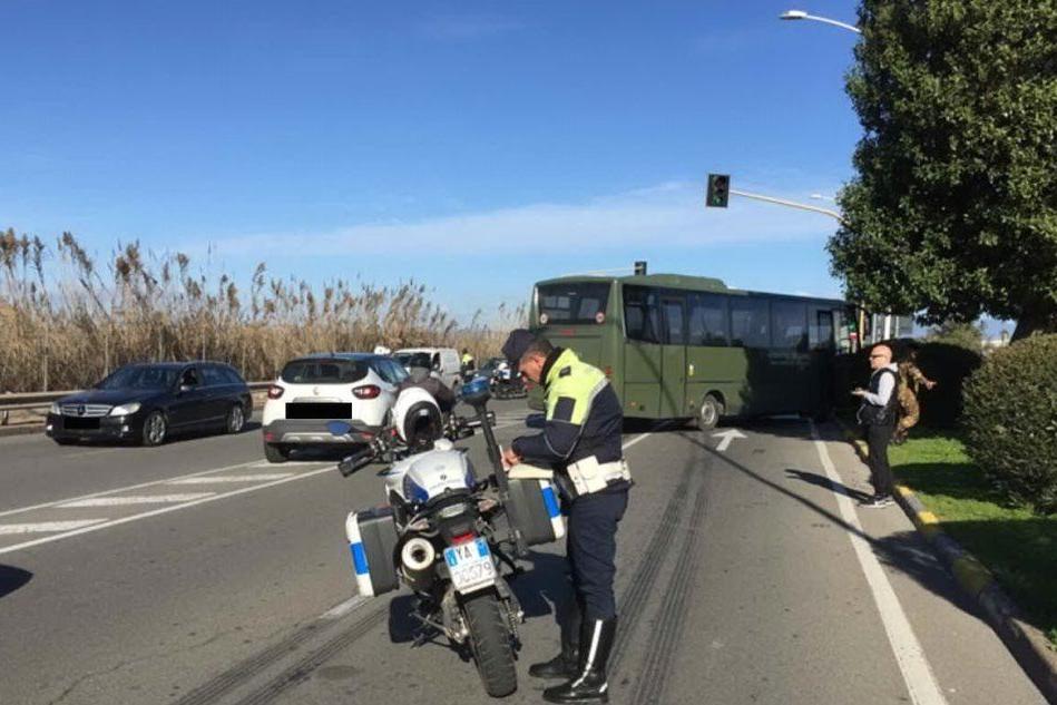 Pullman dell'Esercito tampona un'auto a Cagliari: una ferita