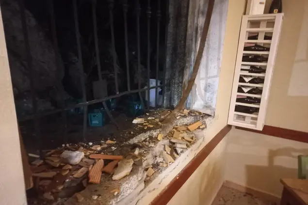 La finestra dove è stato piazzato l'ordigno (foto Fiori)