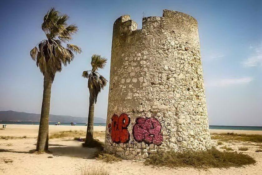 Torre spagnola al Poetto ancora imbrattata: l'ira degli ambientalisti