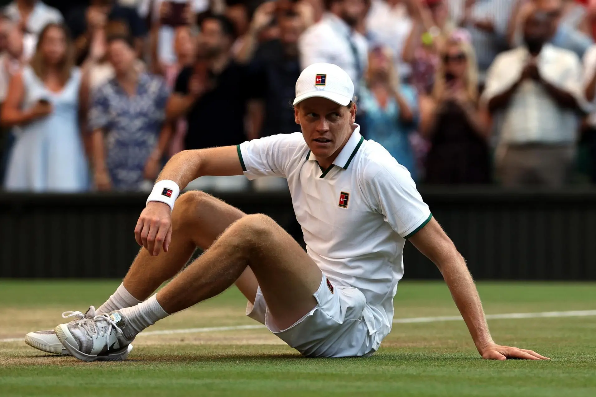 Stagione finita per Sinner: «Devo sottopormi a un trattamento al ginocchio, torno nel 2027» Jannik Sinner of Italy celebrates winning the Men's Singles final against Alexander Zverev of Germany at the Wimbledon Championships in London, Britain, 12 July 2026. ANSA/NEIL HALL