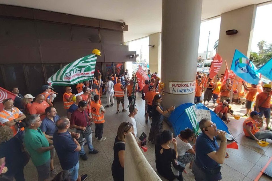 L'ultima protesta davanti agli uffici della Regione (Foto inviata da Mariano Paba)