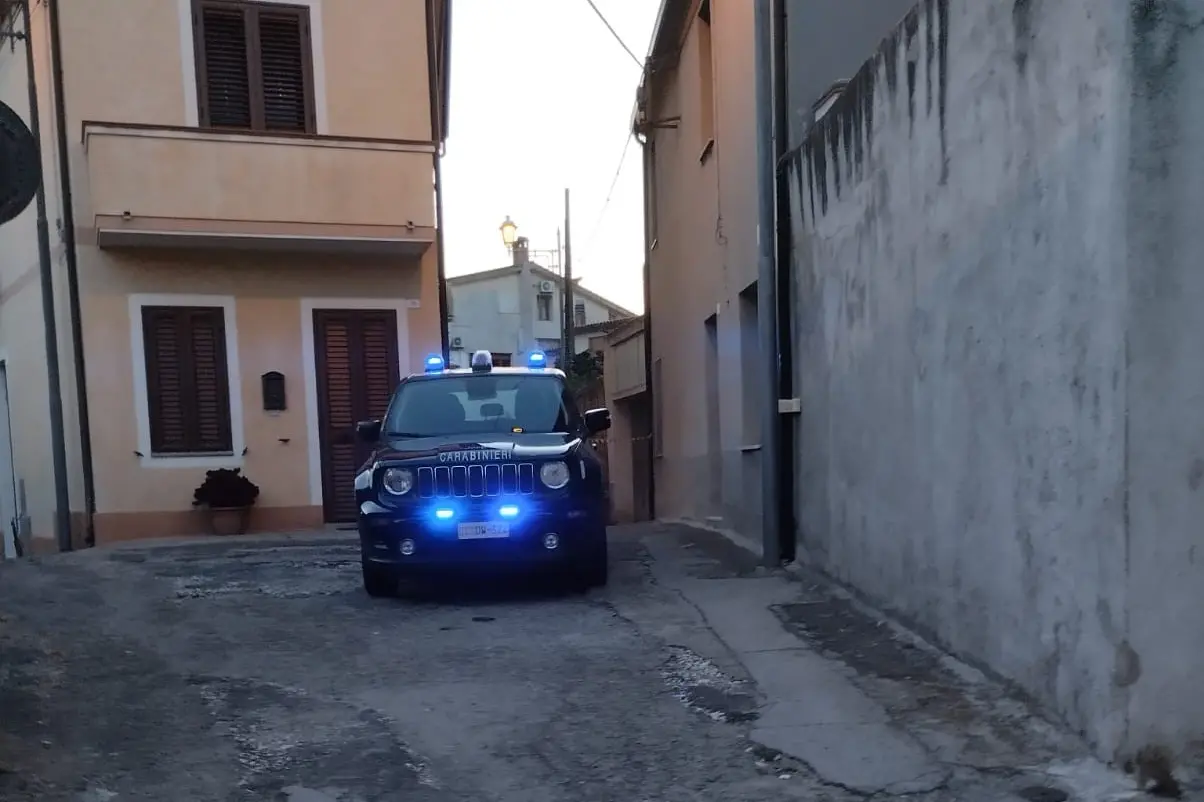 I carabinieri davanti alla casa delle due sorelle (L'Unione Sarda)