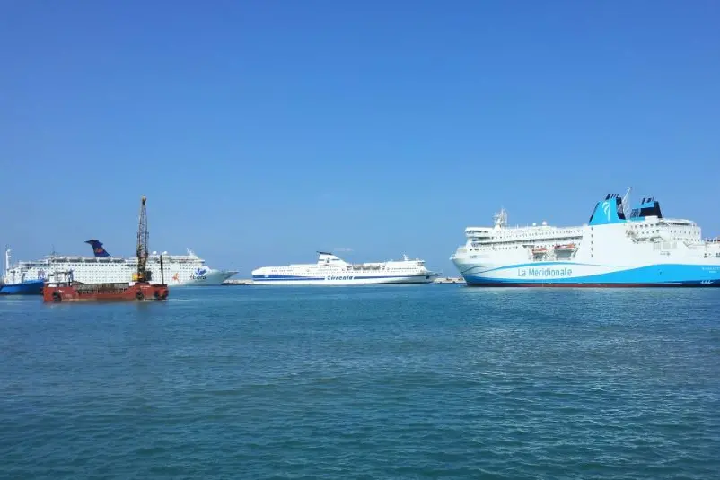 Nave Tirrenia in porto