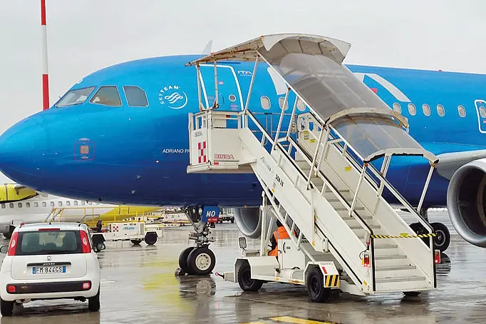 Due Airbus, un A319 e un A330, di Ita Airways, con la nuova livrea azzurra intitolati a due campioni che hanno fatto la storia dello sport italiano rispettivamente nel tennis, Adriano Panatta, e nel calcio, Paolo Maldini, sono entrati nella flotta della compagnia, Roma, 31 Marzo 2022. ANSA/TELENEWS