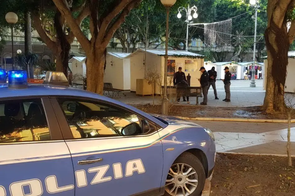 Polizia in piazza del Carmine (Archivio L'Unione Sarda)