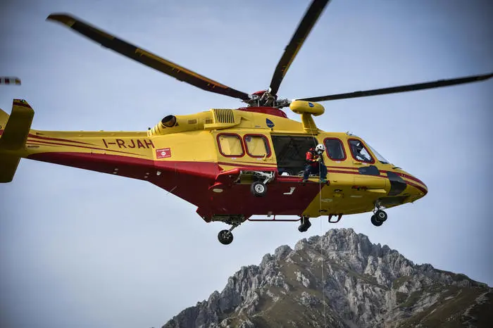 Un soccorso con l'elicottero (Ansa)