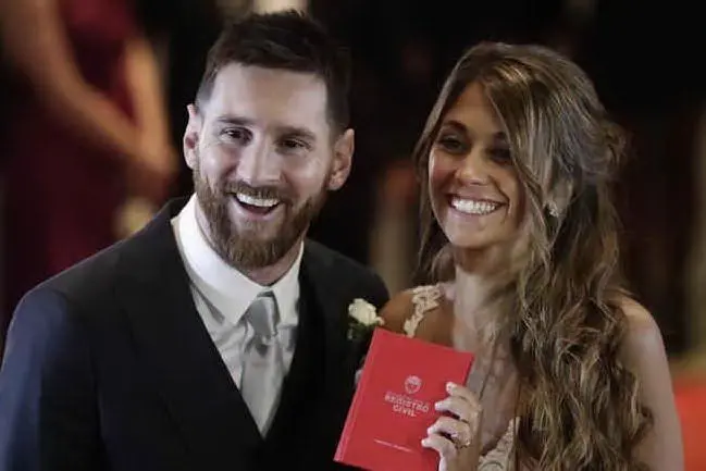Lionel Messi e Antonella Roccuzzo (Ansa)