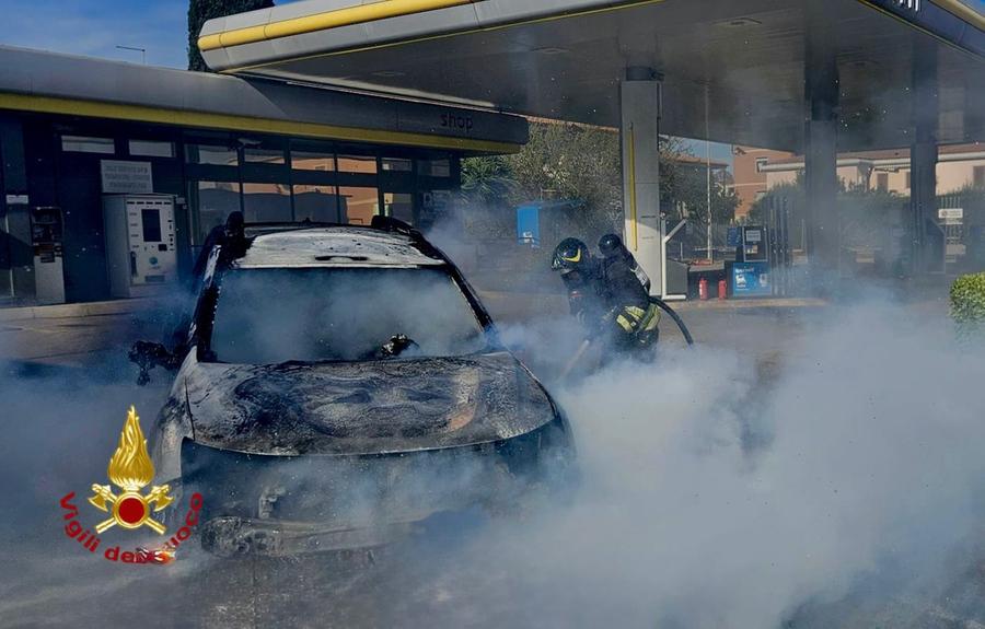 Olbia, auto in fiamme a un distributore di benzina