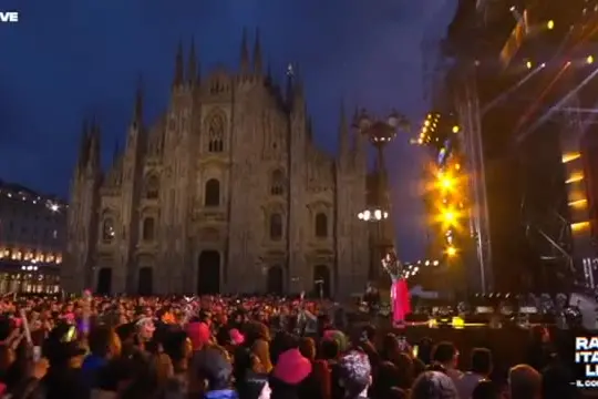 Radio Italia Live, in Duomo a Milano 20mila persone per il concerto
