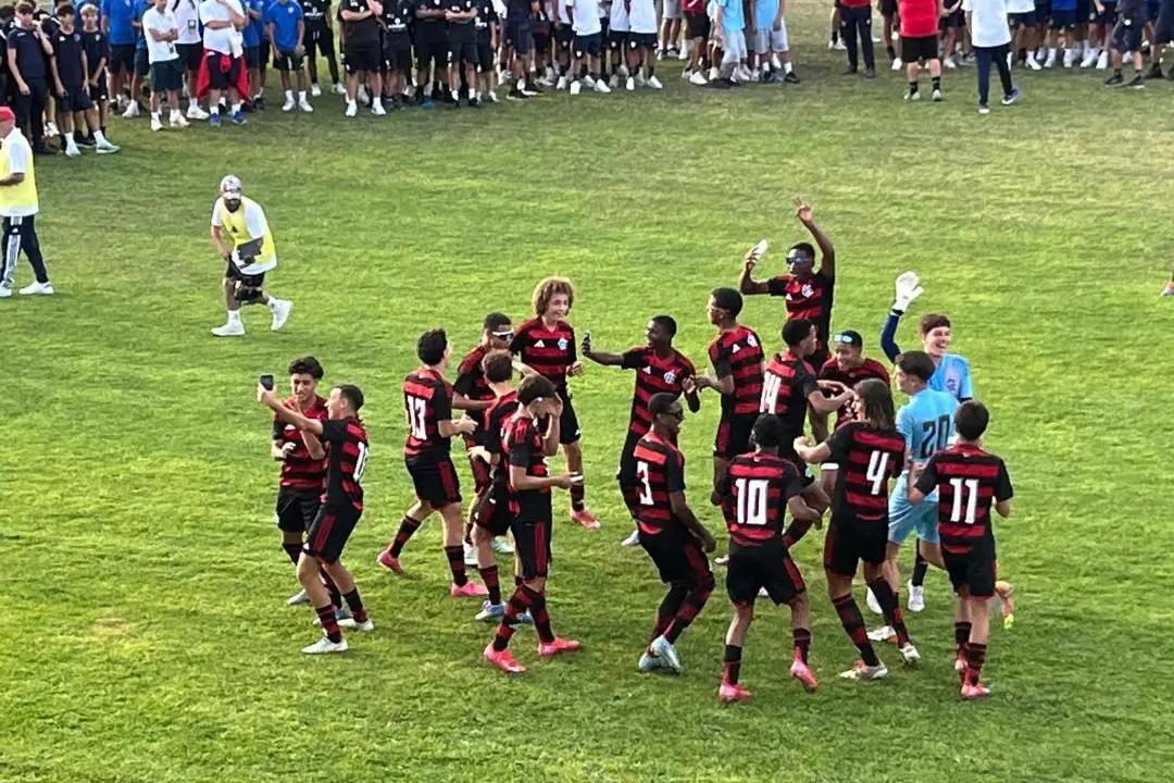 Il Flamengo festeggia il trionfo al Torneo Manlio Selis (foto Ilenia Giagnoni)
