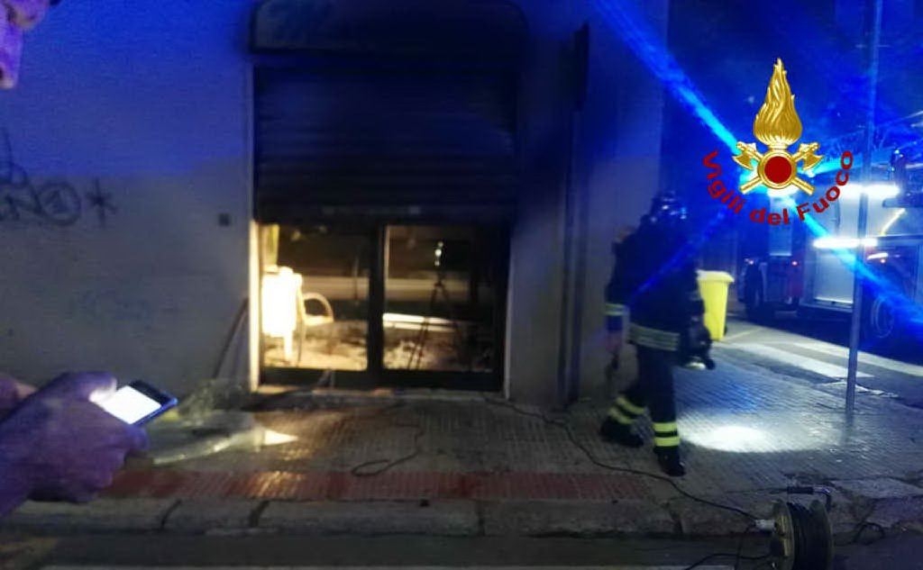 La macelleria colpita dal rogo (foto vigili del fuoco di Cagliari)