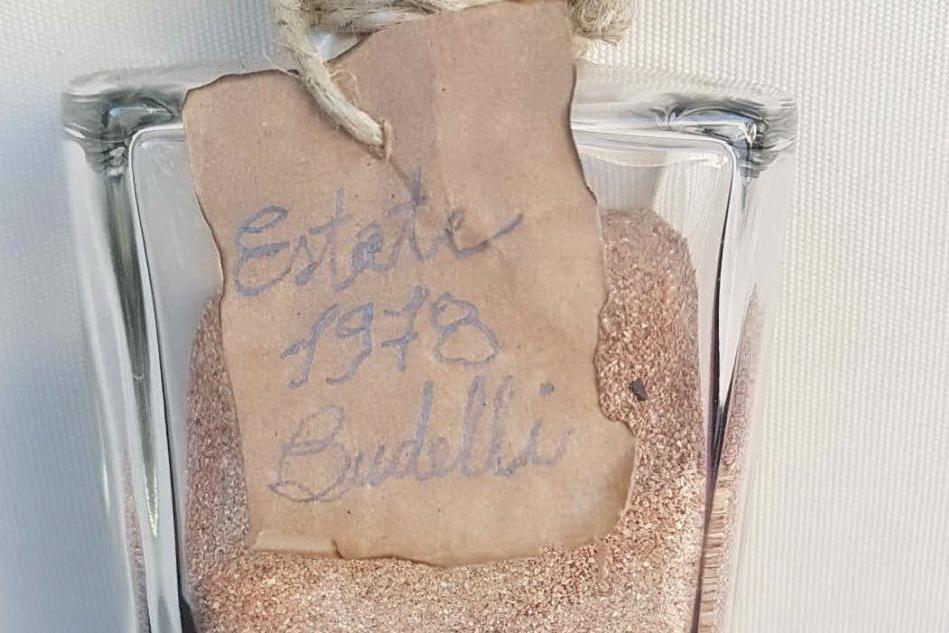 Dopo 42 anni restituisce la sabbia rosa rubata a Budelli dal padre