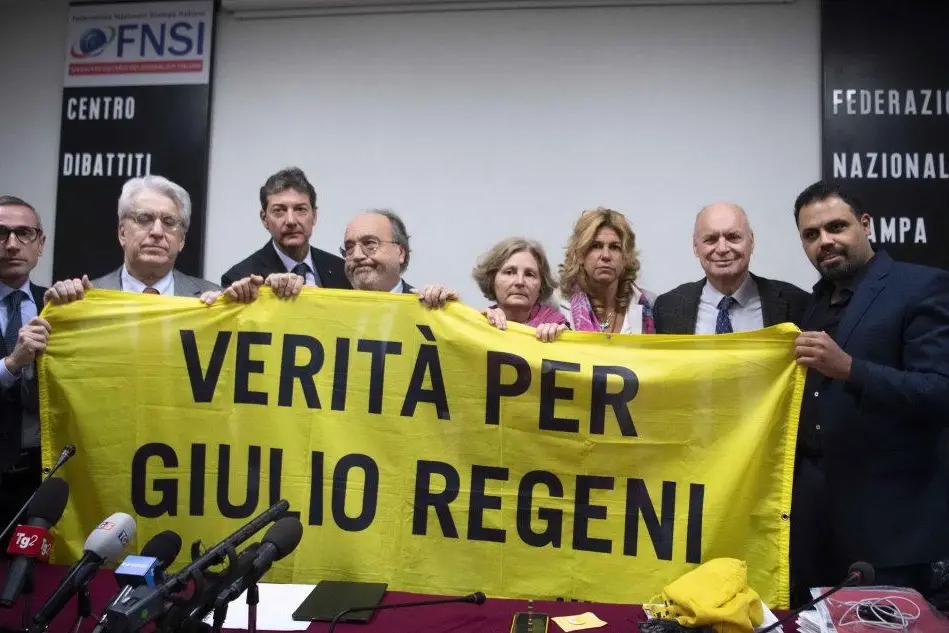 La conferenza stampa e lo striscione per Giulio (Ansa)