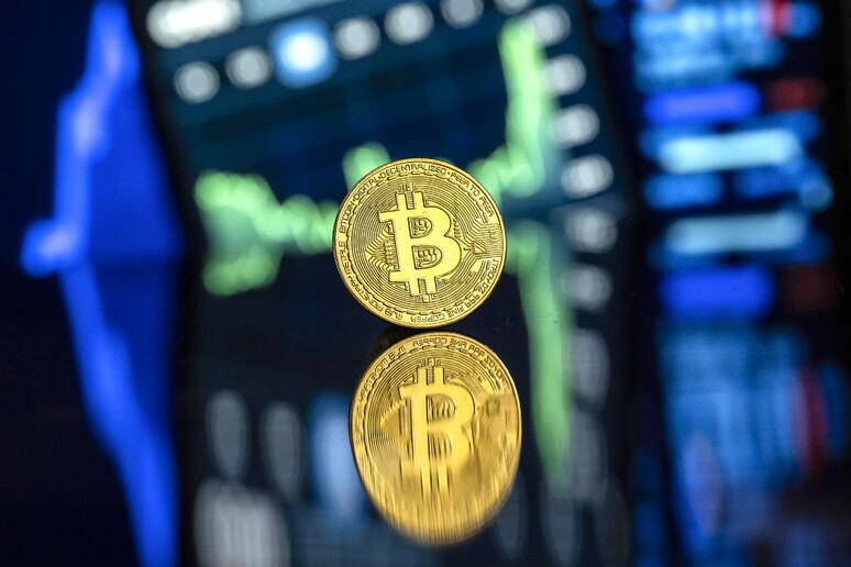 Bitcoin sotto i 60 mila dollari, è la fine di una bolla?