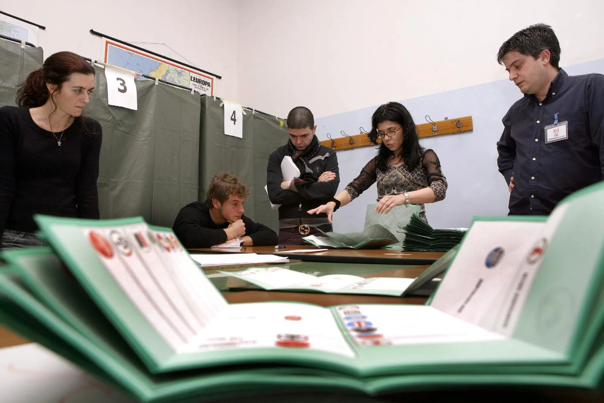 Un seggio elettorale (Archivio L'Unione Sarda)