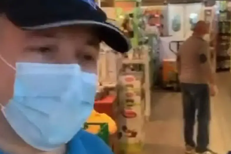 Il sindaco di Asti in incognito al supermercato (foto frame da video Facebook)