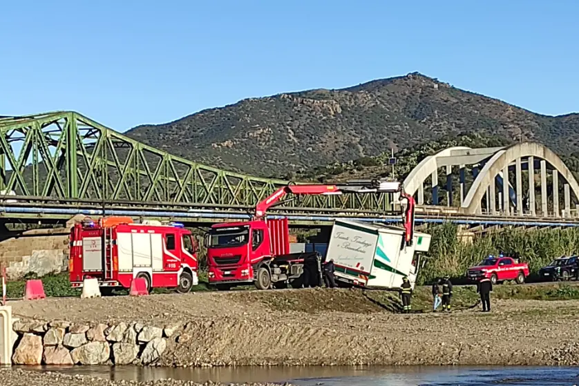 La messa in sicurezza del camion presso il guado a Villaputzu (Foto Carabinieri)