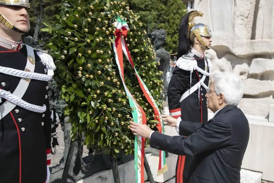 Mattarella depone una corona d'alloro al Monumento ai Caduti (Ansa)