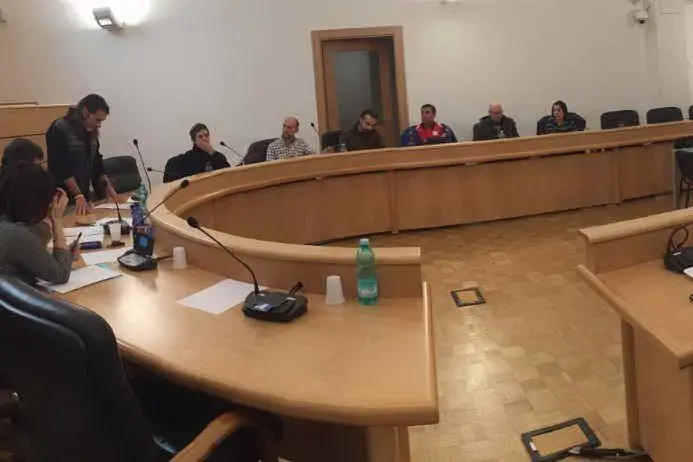 La riunione per l'occupazione nell'aula consiliare di Porto Torres