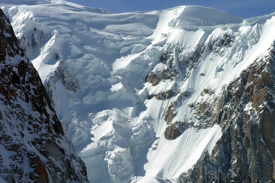 Resti umani sul ghiacciaio del Monte Bianco: forse di un alpinista morto 30 anni fa